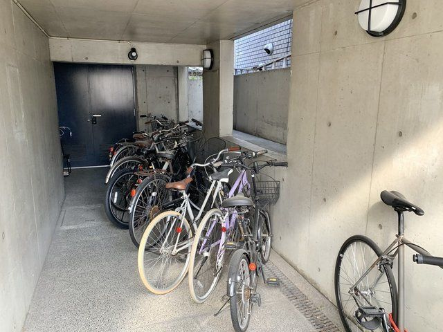プラティーク夏目坂の駐車場