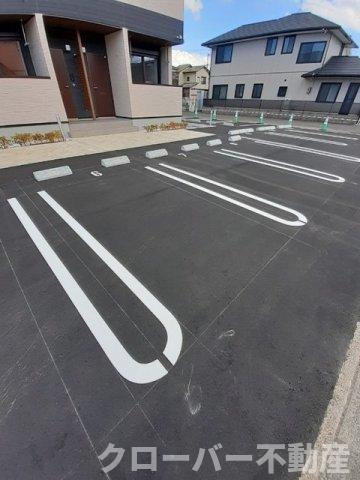 ラルーチェの駐車場