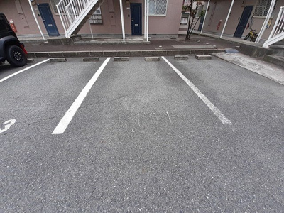 【駐車場】 | エンジェルコーポラスＡ | 駐車場に車を止められます