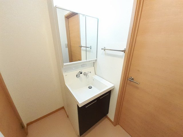 【洗面所】 | エンジェルコーポラスＡ | 明るい洗面所です