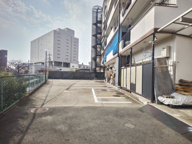 寝屋川スカイハイツの駐車場