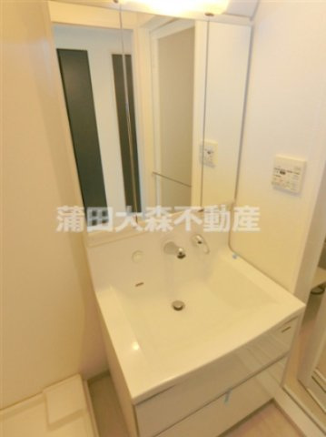 グランシャリオの洗面所|3面鏡の独立洗面台　洗濯機置き場　洗面脱衣所