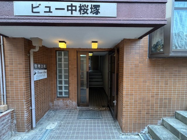 フリーディオ中桜塚のエントランス