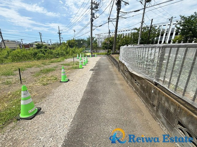 売地　茅ヶ崎市小桜町の前面道路含む現地写真