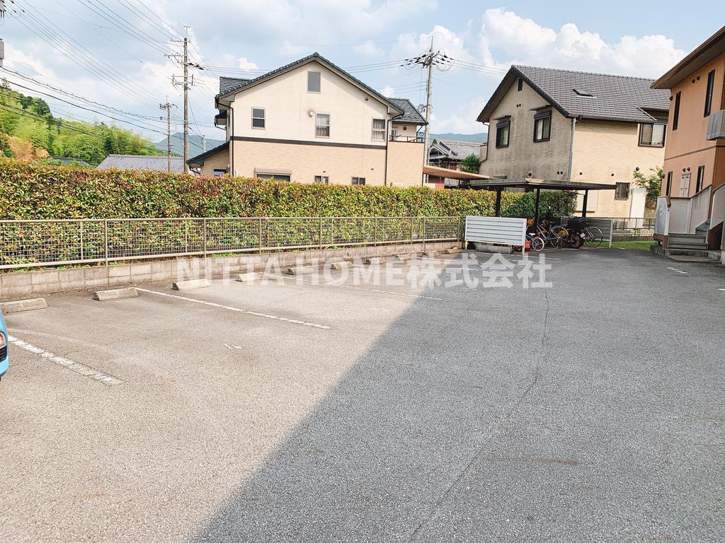 サンパティークの駐車場|駐車場は敷地内に２台の空きがあります＊