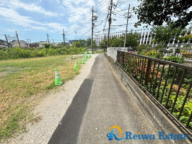 売地　茅ヶ崎市小桜町の前面道路含む現地写真