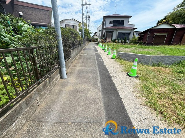 売地　茅ヶ崎市小桜町の前面道路含む現地写真