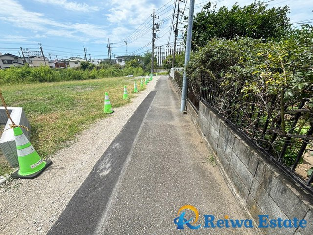 売地　茅ヶ崎市小桜町の前面道路含む現地写真