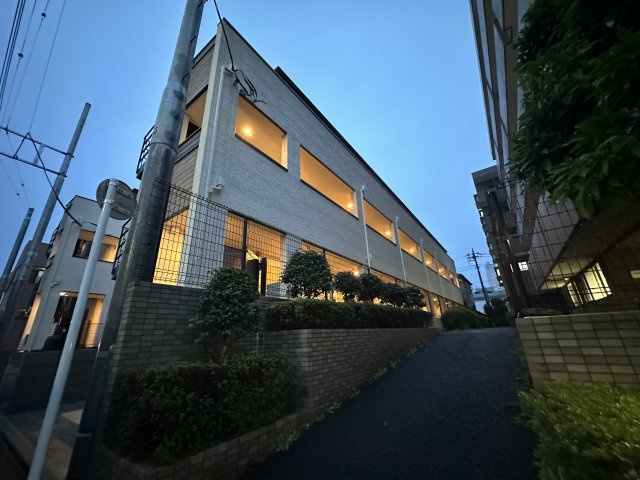 稲城市東長沼のアパートの外観