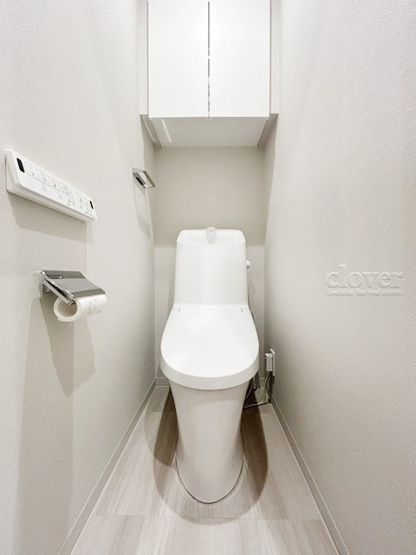 【トイレ】 | グランディ代官山 | 温水洗浄便座付き　トイレはもともと個人の領域である自宅の中でも、最もプライベートな空間です。だからこそ、ほしい「落ち着き」がここにあります。～即日のご見学可能～　お問合せはお気軽にどうぞ。