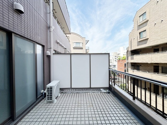 【バルコニー】 | グランディ代官山 | バルコニーの様子。ここからの眺めが、日々のストレスを発散してくれることでしょう。ちなみにバルコニーは専有部分ではなく「共用部分」の扱いです。～即日のご見学可能～　お問合せはお気軽にどうぞ。