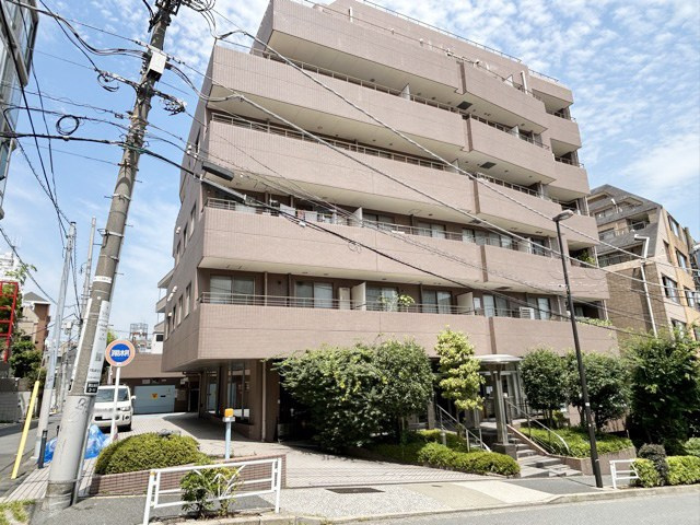 【現況写真】 | グランディ代官山 | 前面道路と外観の様子です。～即日のご見学可能～　お問合せはお気軽にどうぞ。
