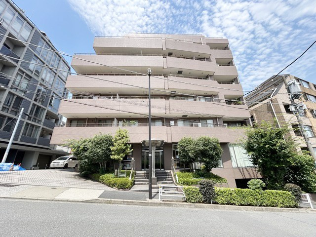 【現況写真】 | グランディ代官山 | 前面道路と外観の様子です。～即日のご見学可能～　お問合せはお気軽にどうぞ。