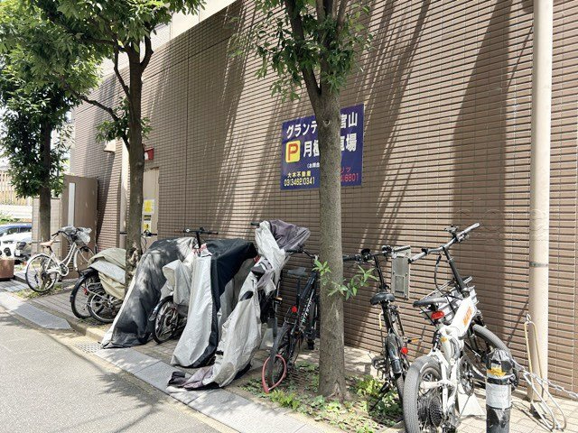 【駐輪場】 | グランディ代官山 | 自転車置き場。マンションの共用部にあたります。空きの有無や駐輪料金、各戸の台数制限などについては、改めてお問い合わせください。～即日のご見学可能～　お問合せはお気軽にどうぞ。