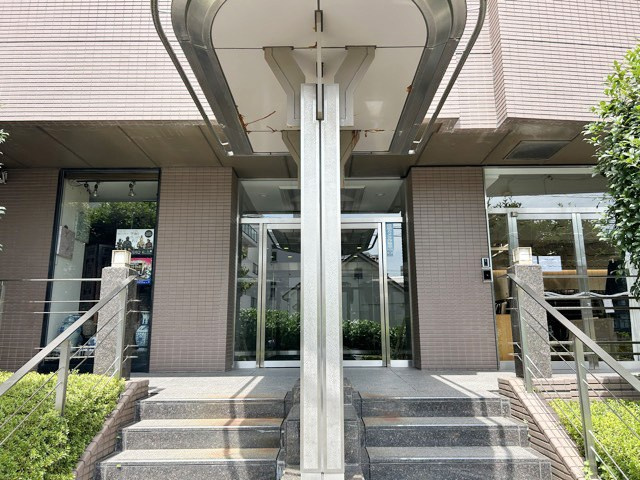 【エントランス】 | グランディ代官山 | オートロックを備えた、マンションのエントランス。やはりセキュリティの観点は欠かすことができません。皆様を“安全”に送り出し、出迎えてくれます。～即日のご見学可能～　お問合せはお気軽にどうぞ。