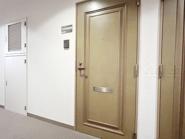 【その他共用部分】 | グランディ代官山 | 皆様をお迎えする、お部屋の玄関ドア。開けやすさや開放角度、ドアノブの操作しやすさや鍵の形状などを、現地で一度ご確認ください。～即日のご見学可能～　お問合せはお気軽にどうぞ。