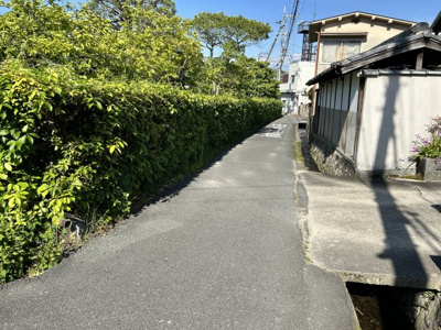 【前面道路含む現地写真】 | 茨木市宿久庄1丁目建築条件なし売り土地 | ■新規専属専任物件 ■茨木市宿久庄一丁目■土地面積５９５.０３平米（約１７９.９９坪）
■建築条件なし売土地■現状有姿渡し（古家があります。）■南向き・陽当たり・通風良好です
