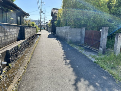 【前面道路含む現地写真】 | 茨木市宿久庄1丁目建築条件なし売り土地 | ■新規専属専任物件 ■茨木市宿久庄一丁目■土地面積５９５.０３平米（約１７９.９９坪）
■建築条件なし売土地■現状有姿渡し（古家があります。）■南向き・陽当たり・通風良好です
