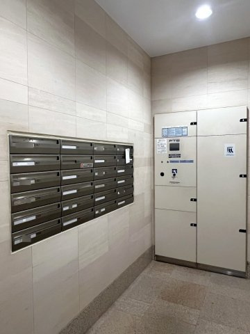 Ｄ‘グランセ横濱妙蓮寺のその他共用部分|宅配ボックスが備わっています。外出時に便利ですね。メールボックスも綺麗に使われています。管理体制良好
