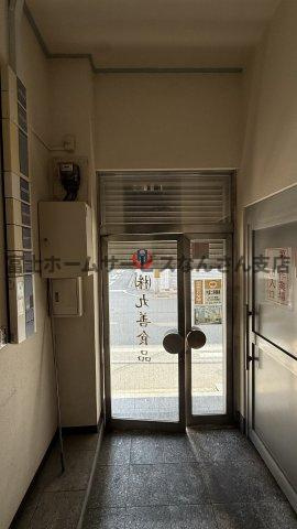 瓦屋町ビルの玄関