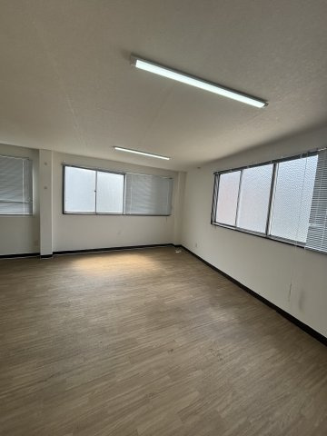 西田辺駅前事務所ビルの内装