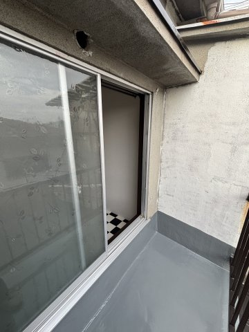勝川町4　倉庫兼事務所のバルコニー