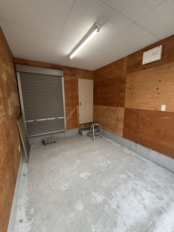 勝川町4　倉庫兼事務所のエントランス