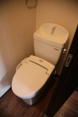 【トイレ】 | ビータス箱崎 | 座る瞬間から温かい暖房便座機能付きです。