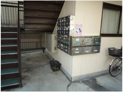 高槻市春日町の賃貸マンションのエントランス