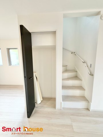 八王子市鹿島2期　新築全2棟の収納|"階段の下すらも収納にしてしまうハイセンス！
デッドスペースを一切作らずに有効活用する貴重な収納です！"
