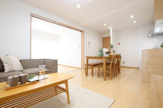【居間・リビング】 | オアシスマンションプレジデント山陽 | ☆ホームステージングしています。家具・家電・調度品等は撮影用です。