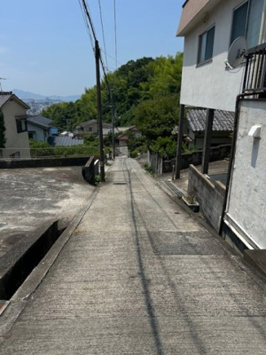 【前面道路含む現地写真】 | 呉市望地町　収益戸建