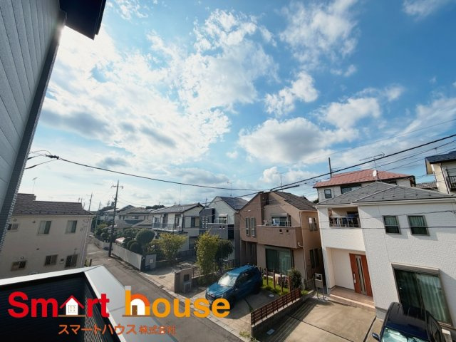 玉川学園１１期の展望|開放的なバルコニーは見晴らしもよく、太陽の温かな温もりをめいっぱい受け止めてくれます。太陽の光と爽やかな風を受けたお洗濯物はあっという間に乾き、取りこむ時には太陽の匂いを感じられそうですね。