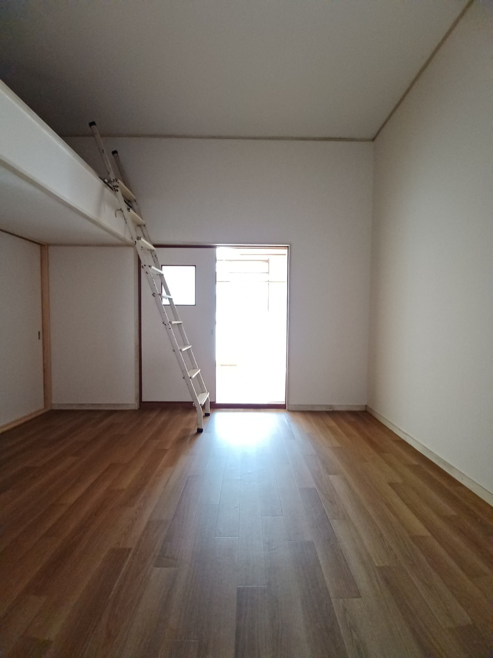 あるゾウパレス若松町の内装|ゆったりとした居間です