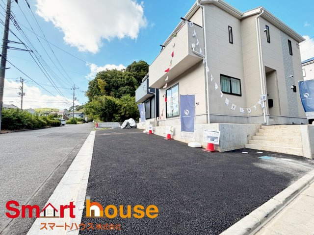 町田市図師町第42　新築全4棟の駐車場|お住まいの前面道路が広いと駐車が楽になり、陽当たりも遮られないので明るく居心地の良いお家になります♪