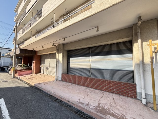 高井田ランプハウス１階店舗の外観