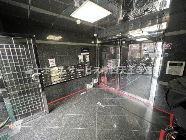 大阪市浪速区恵美須西２丁目の事務所のエントランス