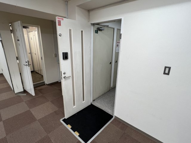 西大手前ビルの玄関