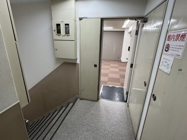 西大手前ビルの玄関