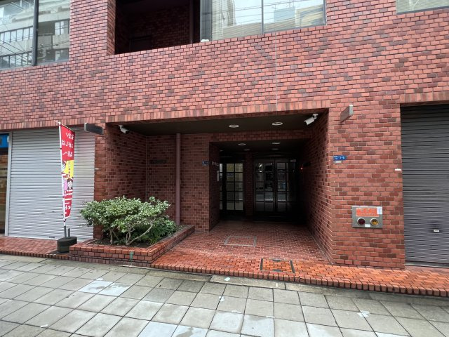 西大手前ビルのエントランス