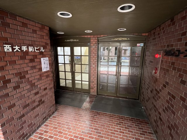 西大手前ビルのエントランス