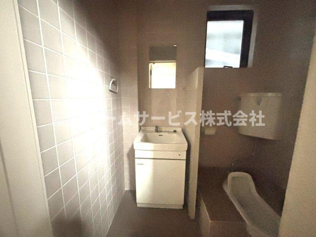 阪南町5丁目テナントビルの洗面所|１階と２階の間