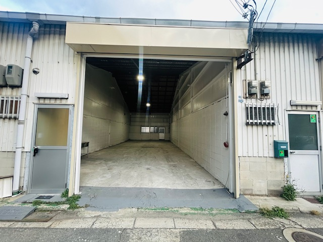 東大阪市衣摺貸し倉庫のエントランス