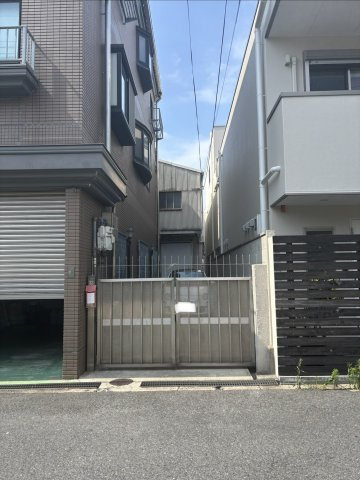 巽東2丁目倉庫の玄関