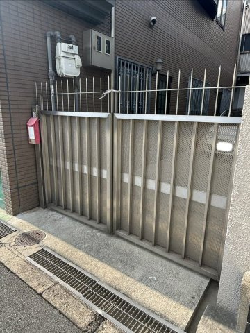 巽東2丁目倉庫の玄関