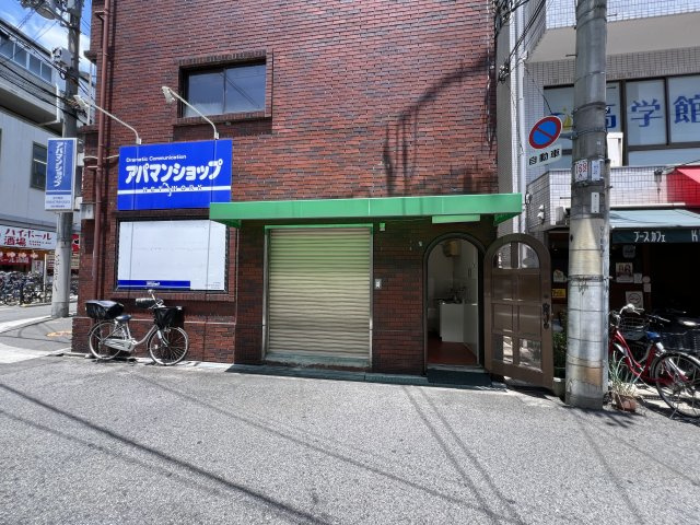 木本ビルの玄関