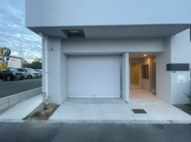 枚方市長尾家具町１丁目の店舗事務所のエントランス