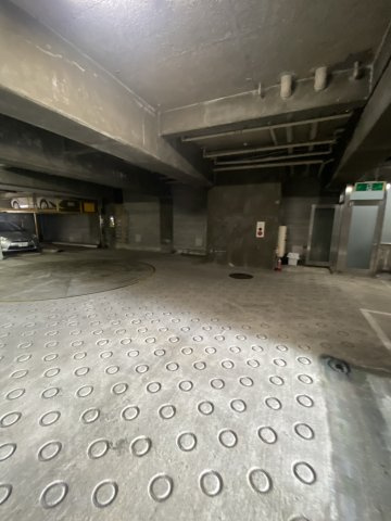 江坂DAプラザビルの駐車場