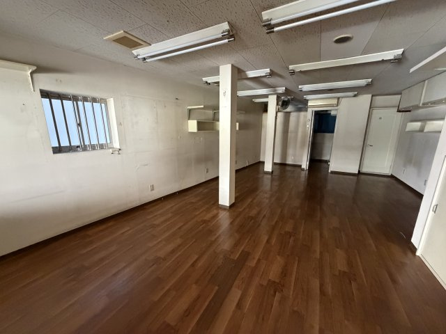 勝山北5丁目　店舗・事務所の居間・リビング
