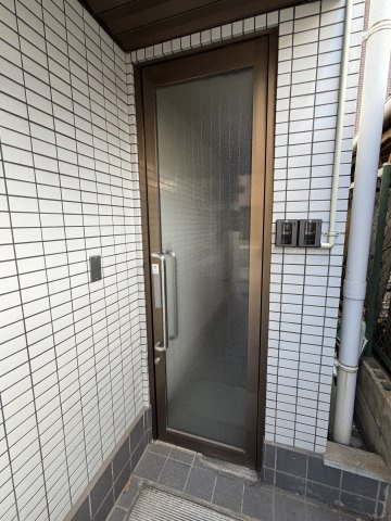 勝山ビルの玄関